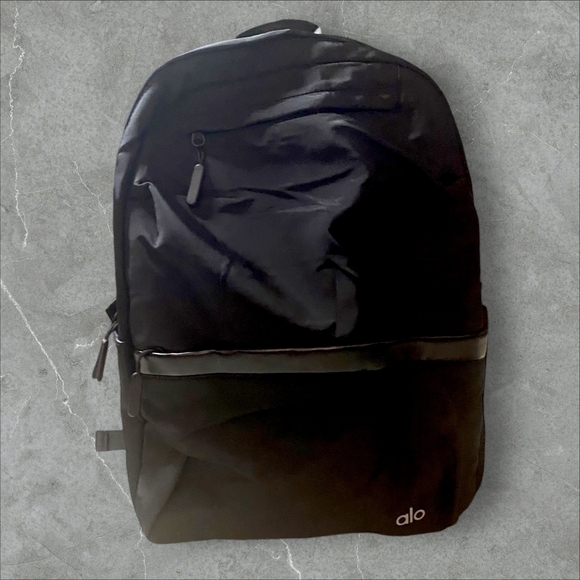 ALO Yoga sports large-capacity travel and leisure backpack - Picture 2 of 8